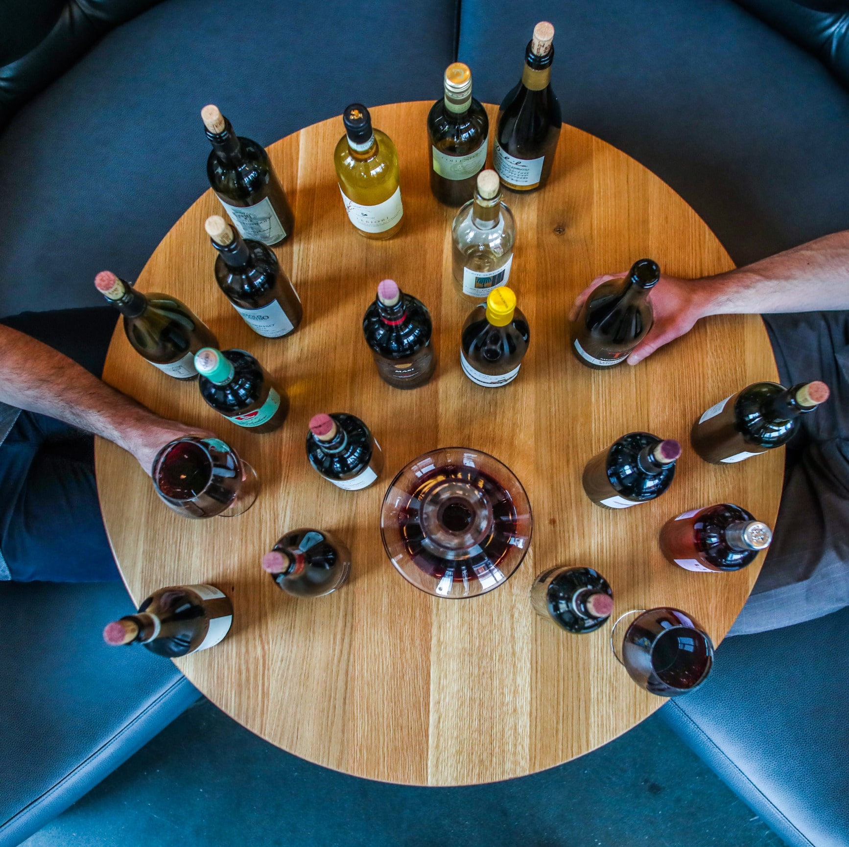 Table avec bouteilles de vin